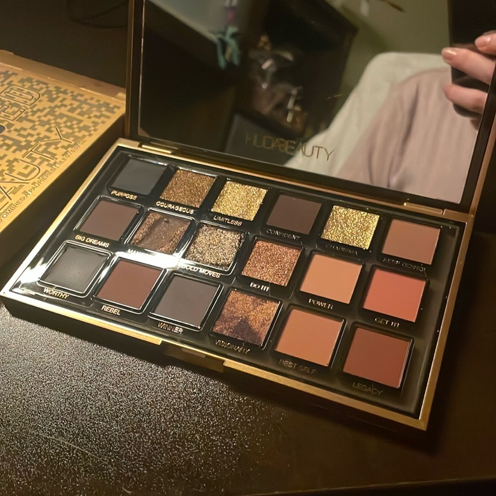 Huda beauty empowered eyeshadow palette